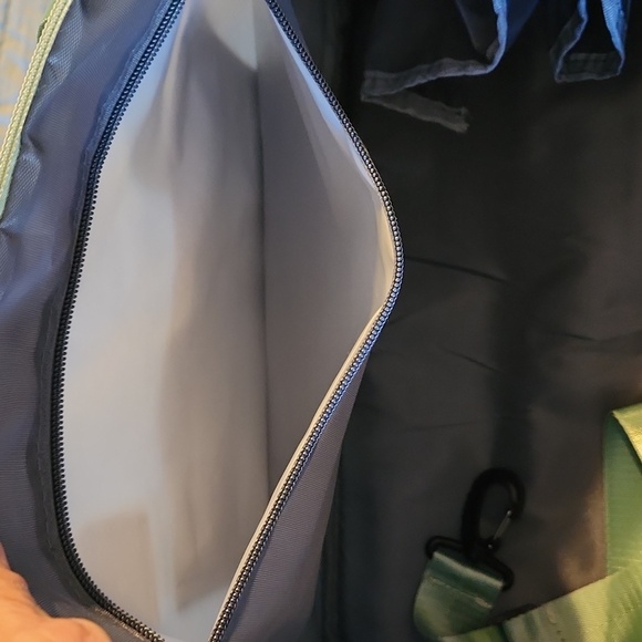 Stylish Sage Green Duffel Bag - Picture 5 of 11